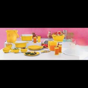 Tupperware yellow set!